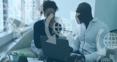 Ofisteki çeşitli iş adamları üzerinde çalışan dünya simgelerinin ve veri işlemlerinin animasyonu. Küresel finans, işletme, bağlantılar, hesaplama ve veri işleme kavramı, dijital olarak oluşturulmuş video.