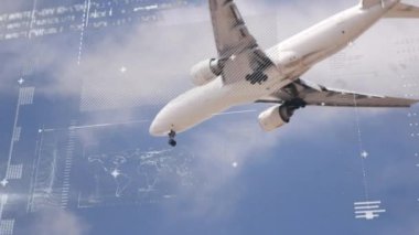 Uçakta dijital veri işleme animasyonu. Küresel seyahat, bağlantılar, hesaplama ve veri işleme kavramı, dijital olarak oluşturulmuş video.