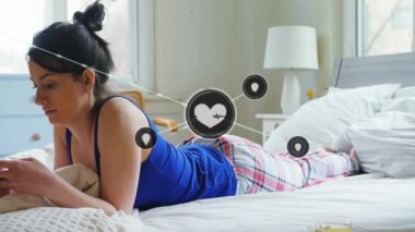 Akıllı telefon kullanan beyaz bir kadının kalp ikonlarıyla olan bağlantılarının animasyonu. Küresel bağlantılar, hesaplama ve veri işleme kavramı, dijital olarak oluşturulmuş video.
