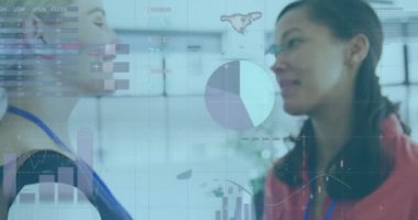 Ofisteki çeşitli iş adamları üzerinde finansal veri işleme animasyonu. Küresel finans, işletme, bağlantılar, hesaplama ve veri işleme kavramı, dijital olarak oluşturulmuş video.