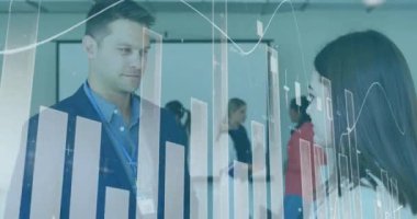 Ofisteki çeşitli iş adamları üzerinde finansal veri işleme animasyonu. Küresel finans, işletme, bağlantılar, hesaplama ve veri işleme kavramı, dijital olarak oluşturulmuş video.