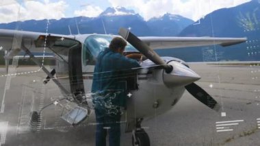 Kafkas erkek mühendis ve uçak üzerinde dijital veri işleme animasyonu. Küresel seyahat, bağlantılar, hesaplama ve veri işleme kavramı, dijital olarak oluşturulmuş video.