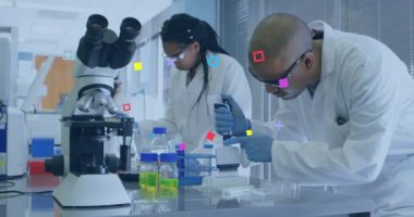 Laboratuvarda deneyler yapan melez bilim adamlarının üzerinde hareket eden şekillerin animasyonu. Küresel bilim ve dijital arayüz kavramı, dijital olarak üretilen video.