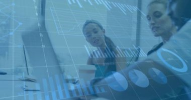 Ofisteki çeşitli iş adamları üzerinde finansal veri işleme animasyonu. Küresel finans, işletme, bağlantılar, hesaplama ve veri işleme kavramı, dijital olarak oluşturulmuş video.