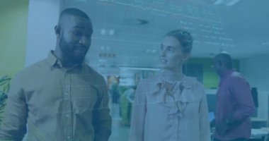 Muhtelif meslektaşların ofiste iş görüşmesi üzerine finansal veri işleme animasyonu. Küresel iş, finans ve dijital arayüz kavramı, dijital olarak oluşturulmuş video.