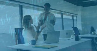 Ofisteki çeşitli iş adamları üzerinde finansal veri işleme animasyonu. Küresel finans, işletme, bağlantılar, hesaplama ve veri işleme kavramı, dijital olarak oluşturulmuş video.