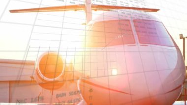 Uçakta dijital veri işleme animasyonu. Küresel seyahat, bağlantılar, hesaplama ve veri işleme kavramı, dijital olarak oluşturulmuş video.