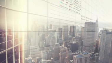 Şehir manzarası üzerinde finansal veri işleme animasyonu. Küresel finans, işletme, bağlantılar, hesaplama ve veri işleme kavramı, dijital olarak oluşturulmuş video.