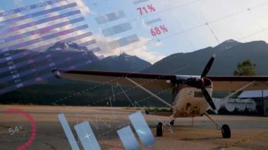 Uçakta dijital veri işleme animasyonu. Küresel seyahat, bağlantılar, hesaplama ve veri işleme kavramı, dijital olarak oluşturulmuş video.