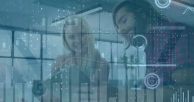 Muhtelif meslektaşların ofiste iş görüşmesi üzerine finansal veri işleme animasyonu. Küresel iş, finans ve dijital arayüz kavramı, dijital olarak oluşturulmuş video.