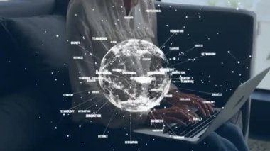 Dizüstü bilgisayar kullanan melez bir kadın yerine bağlantı ağının ve dünyanın animasyonu. Küresel bağlantılar, hesaplama ve veri işleme kavramı, dijital olarak oluşturulmuş video.