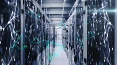 Bilgisayar sunucuları üzerinde dijital veri işleme animasyonu. Küresel bağlantılar, hesaplama ve veri işleme kavramı, dijital olarak oluşturulmuş video.