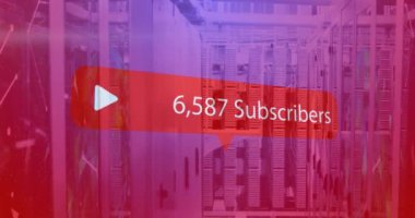 Abone metinlerinin sunucu odasında artan sayılarla canlandırılması. Küresel teknoloji, bilgisayar ve dijital arayüz kavramı, dijital olarak oluşturulmuş video.