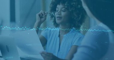 Muhtelif meslektaşların ofiste iş görüşmesi üzerine finansal veri işleme animasyonu. Küresel iş, finans ve dijital arayüz kavramı, dijital olarak oluşturulmuş video.