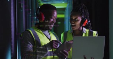 Afro-Amerikan bilgisayar sunucuları tarafından dijital veri işleme animasyonu. Küresel bağlantılar, hesaplama ve veri işleme kavramı, dijital olarak oluşturulmuş video.