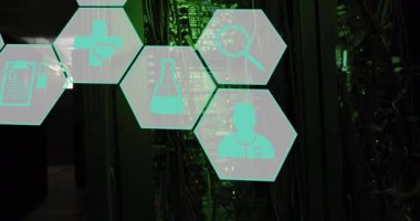 Bilgisayar sunucuları üzerinde veri işleme yapan bilimsel ve tıbbi simgelerin animasyonu. Küresel bilim, bağlantılar, hesaplama ve veri işleme kavramı, dijital olarak oluşturulmuş video.