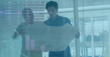 Ofisteki çeşitli iş adamları üzerinde finansal veri işleme animasyonu. Küresel finans, işletme, bağlantılar, hesaplama ve veri işleme kavramı, dijital olarak oluşturulmuş video.