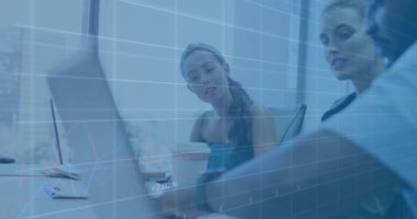 Muhtelif meslektaşların ofiste iş görüşmesi üzerine finansal veri işleme animasyonu. Küresel iş, finans ve dijital arayüz kavramı, dijital olarak oluşturulmuş video.