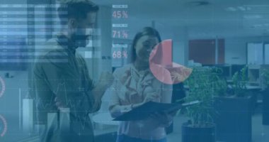 Muhtelif meslektaşların ofiste iş görüşmesi üzerine finansal veri işleme animasyonu. Küresel iş, finans ve dijital arayüz kavramı, dijital olarak oluşturulmuş video.