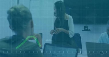 Ofisteki çeşitli iş adamları üzerinde finansal veri işleme animasyonu. Küresel finans, işletme, bağlantılar, hesaplama ve veri işleme kavramı, dijital olarak oluşturulmuş video.