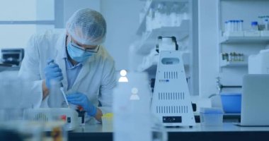 Laboratuvarda deneyler yapan çeşitli bilim adamları üzerinde medya simgelerinin canlandırılması. Küresel bilim ve dijital arayüz kavramı, dijital olarak üretilen video.