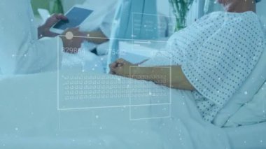 Hastanedeki çeşitli doktor ve hastalar üzerinde finansal veri işleme animasyonu. Küresel tıp, sağlık, bilgisayar ve dijital arayüz kavramı, dijital olarak oluşturulmuş video.