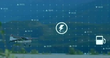 İkonların ve uçak pistinde işlenen finansal verilerin canlandırılması. Küresel çevre, finans, iş dünyası, bağlantılar, hesaplama ve veri işleme kavramı, dijital olarak oluşturulmuş video.