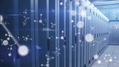 Bilgisayar sunucuları üzerinde moleküllerin ve dijital veri işlemlerinin animasyonu. Küresel bağlantılar, hesaplama ve veri işleme kavramı, dijital olarak oluşturulmuş video.