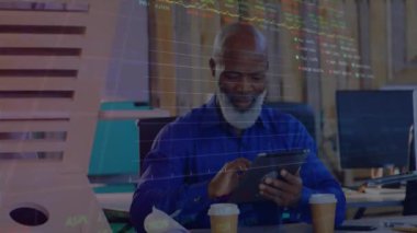 Tablet kullanan Afrikalı Amerikalı adamın finansal veri işleme animasyonu. Küresel finans, işletme, bağlantılar, hesaplama ve veri işleme kavramı, dijital olarak oluşturulmuş video.