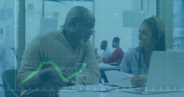 Ofisteki çeşitli iş adamları üzerinde finansal veri işleme animasyonu. Küresel finans, işletme, bağlantılar, hesaplama ve veri işleme kavramı, dijital olarak oluşturulmuş video.