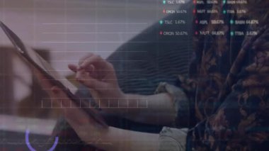 Tablet kullanan beyaz kadın üzerinde finansal veri işleme animasyonu. Küresel finans, işletme, bağlantılar, hesaplama ve veri işleme kavramı, dijital olarak oluşturulmuş video.