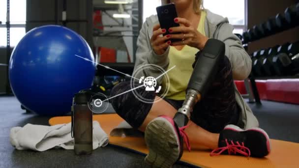 Animacja Sieci Połączeń Ikonami Grafów Nad Białą Kobietą Bioniczną Nogą — Wideo stockowe
