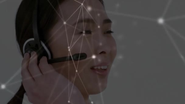 사무실에서 헤드셋을 아시아 사업가에 연결의 네트워크의 애니메이션 글로벌 비즈니스 컴퓨팅 — 비디오
