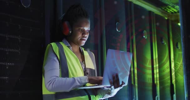 アフリカ系アメリカ人に対するデジタルデータ処理のアニメーション コンピュータサーバーによる女性エンジニア グローバルな接続 コンピューティング データ処理のコンセプト デジタル生成されたビデオ — ストック動画
