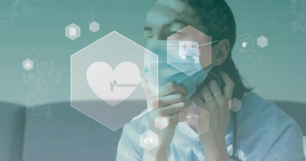 Animace Srdečního Rytmu Lékařských Ikon Nad Bělošskou Ženskou Maskou Lékařské — Stock video