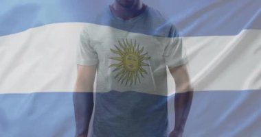 Arjantin bayrağının melez erkek güçlü adama karşı canlandırılması. Vatanseverlik, spor, rekabet ve aktif yaşam tarzı konsepti, dijital olarak oluşturulmuş video.