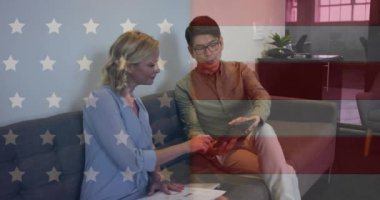 Ofisteki çeşitli iş adamları üzerinde ABD bayrağının canlandırılması. Amerikan finans, iş dünyası, bağlantılar ve çeşitlilik konsepti, dijital olarak oluşturulmuş video.