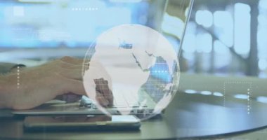 Kafkasyalı adamın dizüstü bilgisayarını kullanarak veri işleme cihazının animasyonu. Küresel finans, işletme, bağlantılar, hesaplama ve veri işleme kavramı, dijital olarak oluşturulmuş video.