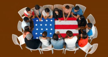 Masanın üzerinde Amerikan bayrağının animasyonu ve mutlu iş adamları. Amerikan finans, iş dünyası, bağlantılar ve çeşitlilik konsepti, dijital olarak oluşturulmuş video.