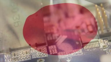 Japon bayrağının animasyonu, bilgisayar devre kartında dijital veri işleme. Küresel bağlantılar, hesaplama ve veri işleme kavramı, dijital olarak oluşturulmuş video.