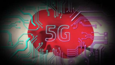 Japon bayrağı animasyonu, 5G metin, bilgisayar devre kartında dijital veri işleme. Küresel bağlantılar, hesaplama ve veri işleme kavramı, dijital olarak oluşturulmuş video.