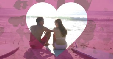 Yazın kumsalda birbirini seven farklı çiftlerin kalp animasyonları kesilir. Aşk, romantizm, sevgililer günü ve tatil konsepti, dijital olarak oluşturulmuş video.