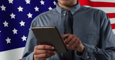 Tablet kullanan Kafkasyalı mutlu iş adamının bayrağının animasyonu. Amerikan finans, iş dünyası, bağlantılar ve çeşitlilik konsepti, dijital olarak oluşturulmuş video.