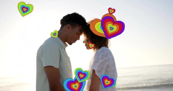 夏にビーチで手を握る愛のカップルの上に移動する心のアニメーション ロマンス バレンタインの日と休暇の概念 デジタル生成されたビデオ — ストック動画