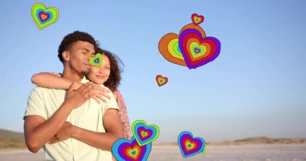 Animación Corazones Moviéndose Sobre Diversas Parejas Enamoradas Abrazándose Playa Verano — Vídeo de stock