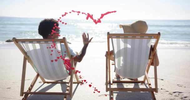 여름에 해변에서 의자에 사랑에 커플을 마음의 애니메이션 로맨스 발렌타인 디지털 — 비디오
