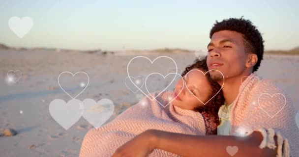 Animación Corazones Moviéndose Sobre Diversas Parejas Enamoradas Abrazándose Playa Verano — Vídeos de Stock
