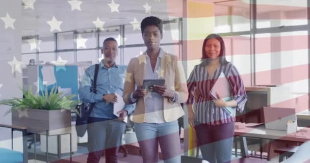 Анимация Флага Сша Над Счастливыми Разнообразными Бизнесменами Должности Американская Концепция — стоковое видео