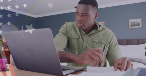Animação Bandeira Dos Eua Sobre Feliz Empresário Afro Americano Usando — Vídeo de Stock