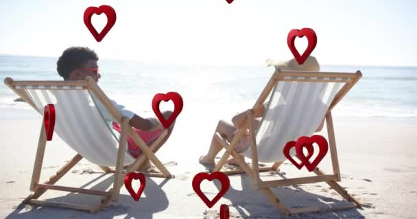 Animación Corazones Moviéndose Sobre Diversas Parejas Enamoradas Tumbonas Playa Verano — Vídeo de stock
